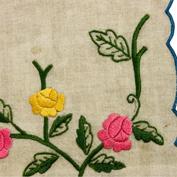 Vintage Linen Floral Hand Embroidered Roses Square Table Topper Scalloped 26" - Picture 3 of 15